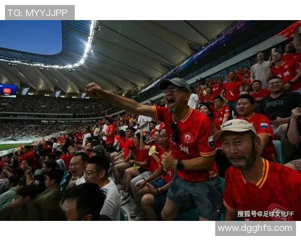 巴西足球明星在街头展现技艺与热情引发球迷热烈围观